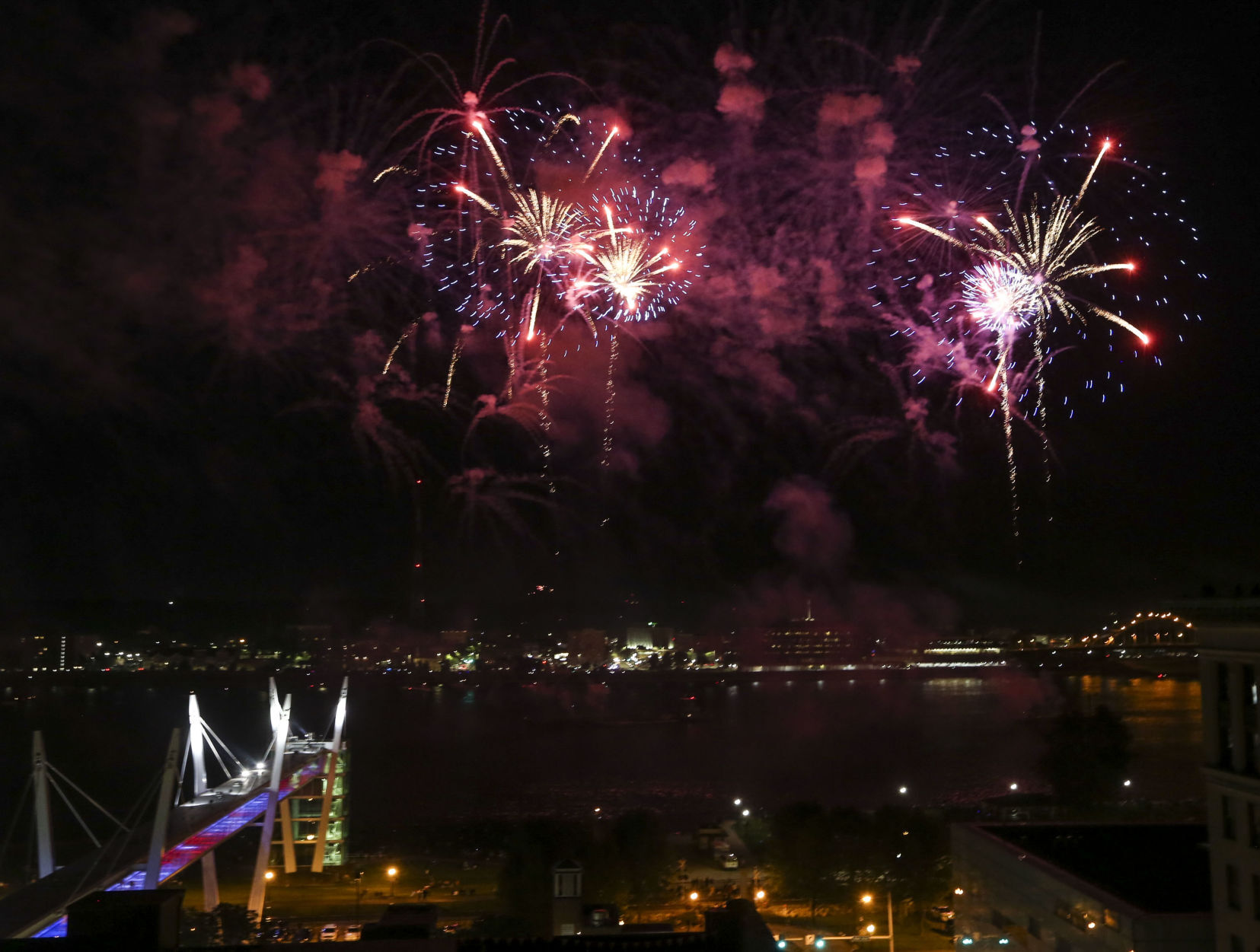 070321-qc-nws-fireworks-03.JPG